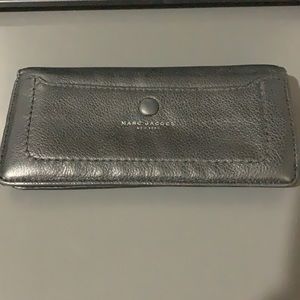 MARC JACOBS PEBBLED BLACK WALLET